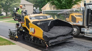Road asphalt paver machine for road works