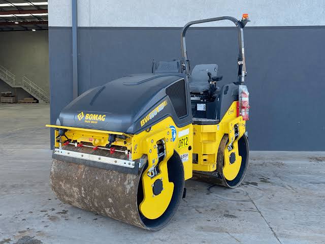 Road roller for asphalt and road works